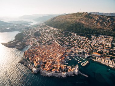Dubrovnik kıyısındaki bir insansız hava aracından ve Hırvatistan 'daki eski bir kasabadan yüksek hava manzarası.