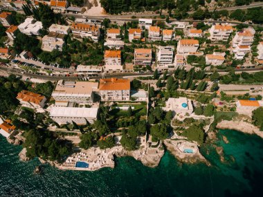 Dubrovnik, Hırvatistan - 27 Haziran 2019: Grand Villa Arjantin ve Villa Sheherezade topraklarının havadan görünüşü. Dubrovnik 'in en iyi otelleri..