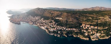 Dubrovnik kıyısındaki bir insansız hava aracından ve Hırvatistan 'daki eski bir kasabadan yüksek hava manzarası.