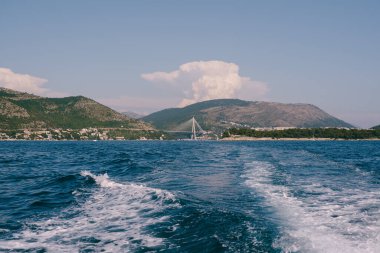 Franjo Tudjman, Hırvatistan 'ın Dubrovnik kentindeki Gruzh limanı yakınlarındaki Dubrovacka nehri üzerinden D8 devlet karayolunu taşıyan kablo destekli köprü..