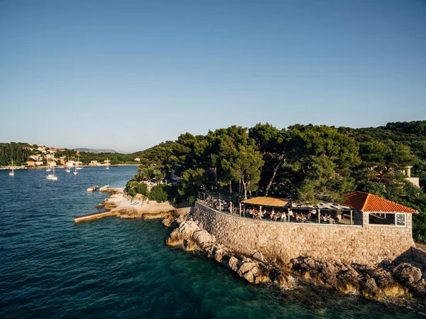 Voo de drone perto da ilha de Kolochep, Croácia. Iates atracados no mar, a costa da ilha no Mar Adriático. Vista aérea superior . — Fotografia de Stock