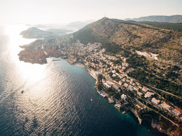 Vue aérienne depuis un drone sur la côte de Dubrovnik et la vieille ville de Croatie . — Photo