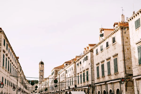 La decoración de la calle de Navidad en la plaza de la ciudad vieja de Dubrovnik en Croacia para el Año Nuevo. — Foto de Stock