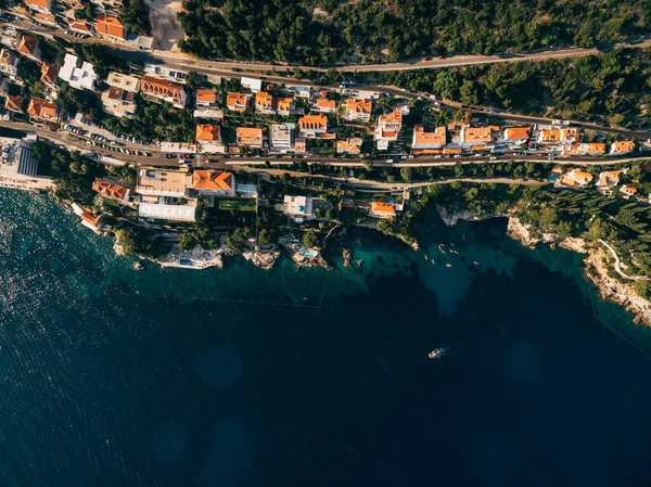 Vista aérea alta de um drone na costa de Dubrovnik e da cidade velha na Croácia . — Fotografia de Stock