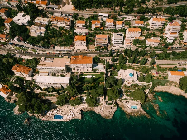 2019 년 2 월 27 일에 확인 함 . Dubrovnik, Croatia - 27 june 2019: Aerial view of the Grand Villa Argentina and Villa Sheherezade. 두브로브니크의 최고 호텔 들. — 스톡 사진
