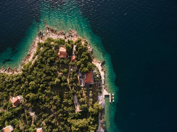 Let dronem poblíž ostrova Kolochep, Chorvatsko. Jachty zakotvené v moři, pobřeží ostrova v Jaderském moři. Letecký pohled shora. — Stock fotografie