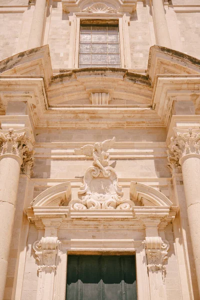 Fasad av kyrkan Saint Ignatius i Dubrovnik, Kroatien. Staty av en ängel ovanför ingången till kyrkan. — Stockfoto