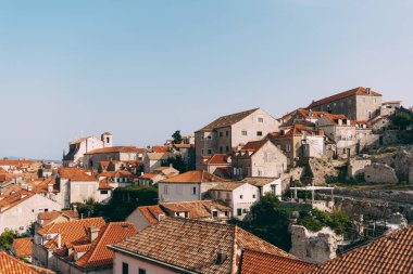 Dubrovnik şehrinin kiremitli çatılarının duvarından bak..