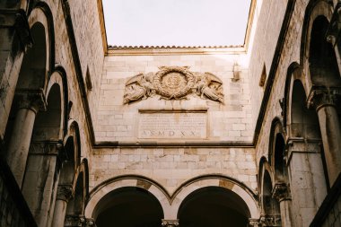 Hırvatistan 'ın Dubrovnik kentindeki Sponza Sarayı' nın içi. Sütunları ve açık hava kemerleri olan avlu..