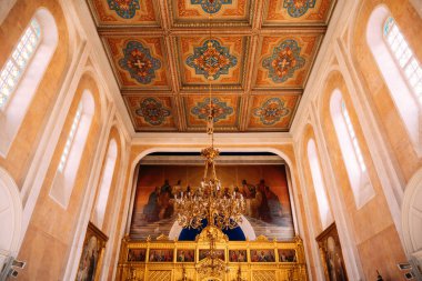 Hırvatistan 'ın Dubrovnik kentindeki Kutsal Annunciation Kilisesi' nin içinde. Ampullü altın avize.