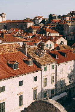 Dubrovnik şehrinin kiremitli çatılarının duvarından bak..