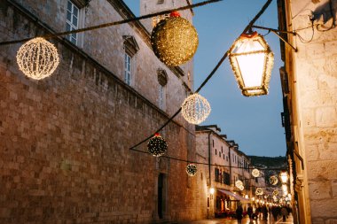 Yılbaşı için Hırvatistan 'ın eski Dubrovnik kentinin meydanındaki Noel sokak süslemeleri.
