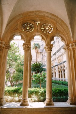 Hırvatistan 'ın Dubrovnik kentindeki Dominik manastırının bahçesine sahip bir avlunun kolları ve kemerleri.