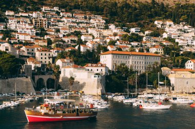 Eski liman limanı, Hırvatistan 'ın eski Dubrovnik kentinin duvarları yakınındaki Porporela. Limandan turistli bir gemi arıyor..
