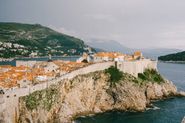 Fort Lovrijenac 'tan Dubrovnik' in duvarına, Hırvatistan 'ın eski kasabasına ve seyahat geçmişine manzara.