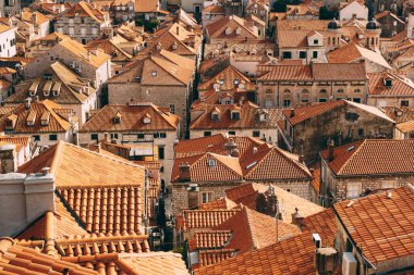 Dubrovnik şehrinin kiremitli çatılarının duvarından bak..