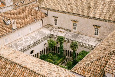 Dubrovnik 'teki Fransisken manastırının iç avlusunda, eski şehrin duvarlarından fotoğraflandı..