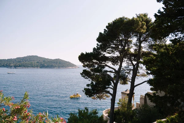 ロックラム島はクロアチアのドゥブロヴニク近郊のアドリア海に浮かぶ小さな島です。近くの船、ヨット、ボートの古いホテルの窓からの眺め. — ストック写真