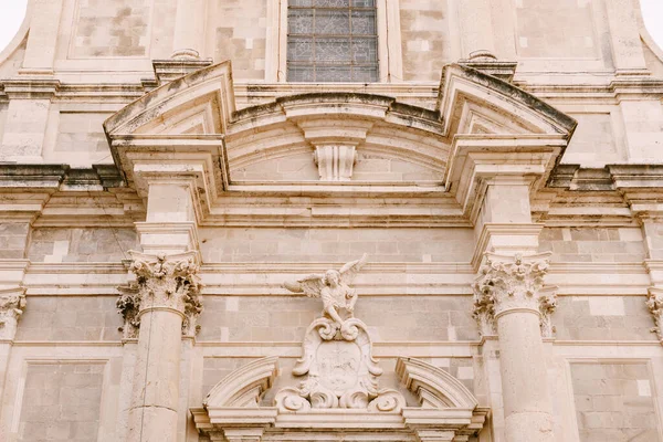 Gevel van de kerk van Sint Ignatius in Dubrovnik, Kroatië. Standbeeld van een engel boven de ingang van de kerk, close-up. — Stockfoto