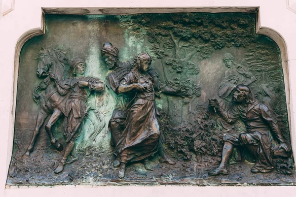 Monument à Ivan Gundulich, bas-reliefs en bronze avec des scènes du poème Osman la bataille des Slaves avec les Turcs à Khotyn, ornent le piédestal de la statue à Dubrovnik . — Photo