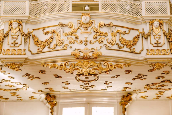 Eglise balcon blanc avec des motifs de couronnes dorées. L'intérieur de l'église dans la vieille ville de Dubrovnik . — Photo