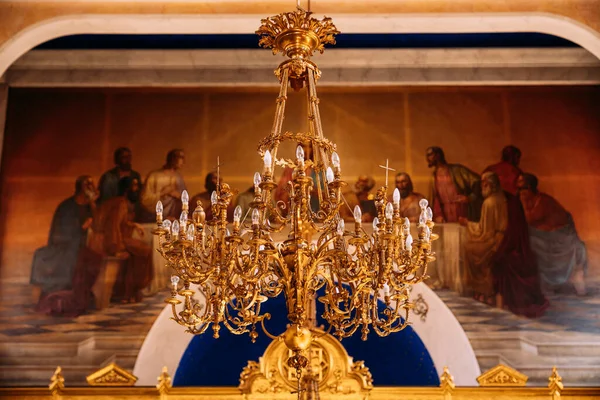 Interiér kostela Nejsvětější Zvěstování ve starém městě Dubrovník, Chorvatsko. Zlatý lustr s žárovkami. — Stock fotografie