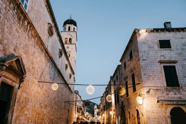 La decoración de la calle de Navidad en la plaza de la ciudad vieja de Dubrovnik en Croacia para el Año Nuevo. — Foto de Stock