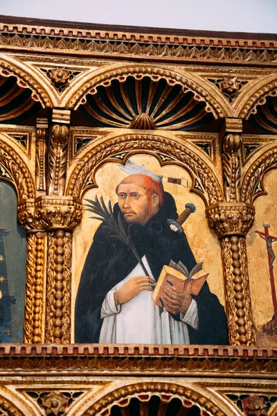 Photo dans un cadre voûté en or au monastère dominicain de Dubrovnik - un homme avec une hache dans la tête et un couteau dans le cœur avec des cahiers à la main . — Photo