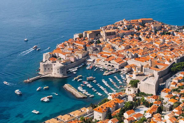 Vista aérea de la ciudad vieja de Dubrovnik, desde la plataforma de observación en la montaña sobre la ciudad. Ubicación de la película. La vista de la ciudad se basa en el Royal Harbor . — Foto de Stock