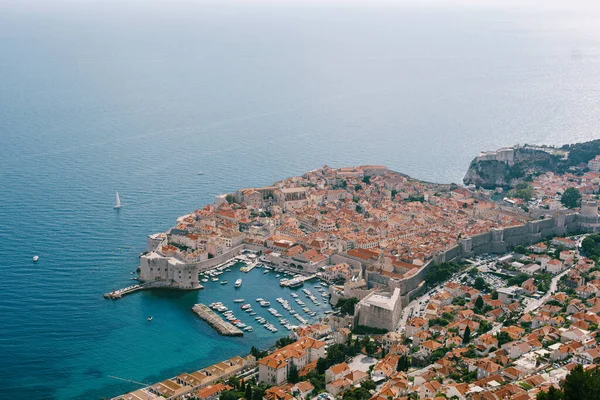 Vista aérea de la ciudad vieja de Dubrovnik, desde la plataforma de observación en la montaña sobre la ciudad. Ubicación de la película. La vista de la ciudad se basa en el Royal Harbor . — Foto de Stock