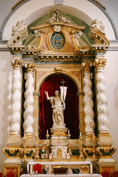 Intérieur de l'église de la Sainte Annonciation dans la vieille ville de Dubrovnik, Croatie. Statue de Jésus-Christ sur l'autel de l'église entre les colonnes de marbre . — Photo