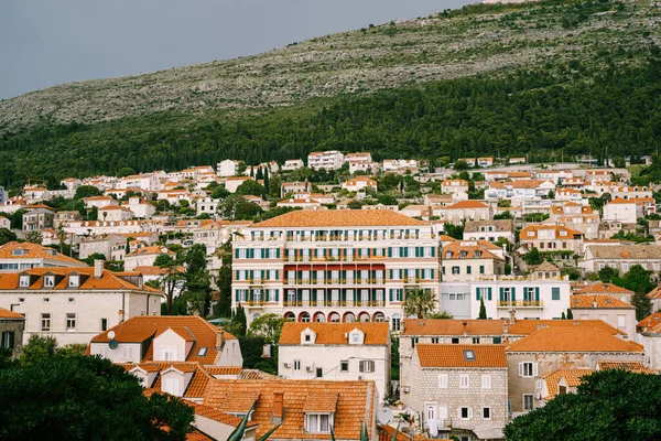 Ντουμπρόβνικ, Κροατία - 23 Μαΐου 2019: Hilton Imperial hotel building on the modern side of Dubrovnik city. Το ξενοδοχείο βρίσκεται κοντά στο Pile Gate της παλιάς πόλης του Ντουμπρόβνικ. — Φωτογραφία Αρχείου