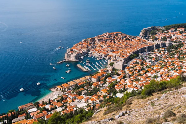 Vista aérea de la ciudad vieja de Dubrovnik, desde la plataforma de observación en la montaña sobre la ciudad. Ubicación de la película. La vista de la ciudad se basa en el Royal Harbor . — Foto de Stock