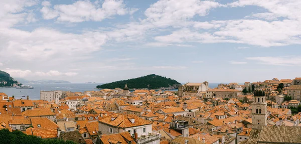 Vista panorámica de toda la ciudad vieja de Dubrovnik. Vista desde la pared hasta los tejados de azulejos . —  Fotos de Stock