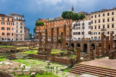 Roma Roma Temples ile meydanda