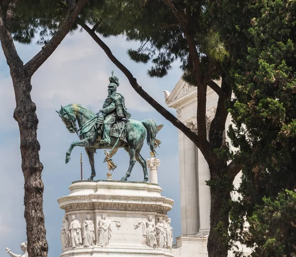 雕像的维克托 · 伊曼纽尔二 — 图库照片
