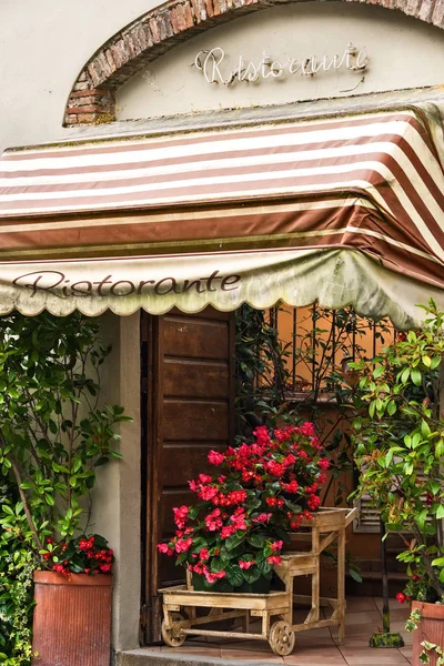 外面的意大利餐厅，在比萨 — 图库照片