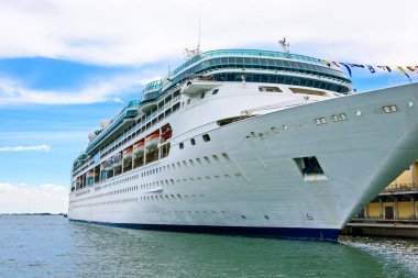 Venedik'te demirlemiş gemi cruise