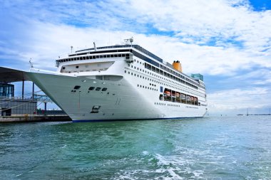 Venedik'te demirlemiş gemi cruise