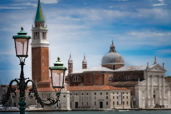 与威尼斯在背景中的老 Lampost — 图库照片