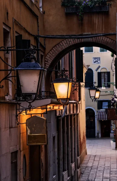 Beco de luz de rua em Veneza — Fotografia de Stock
