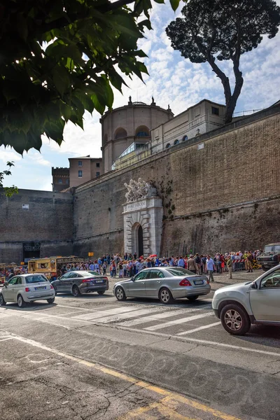 繁忙的街道，在罗马，意大利 — 图库照片