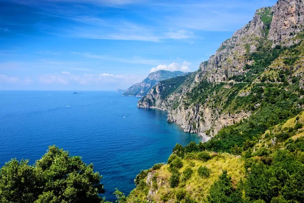 Členité pobřeží Amalfi v Itálii — Stock fotografie