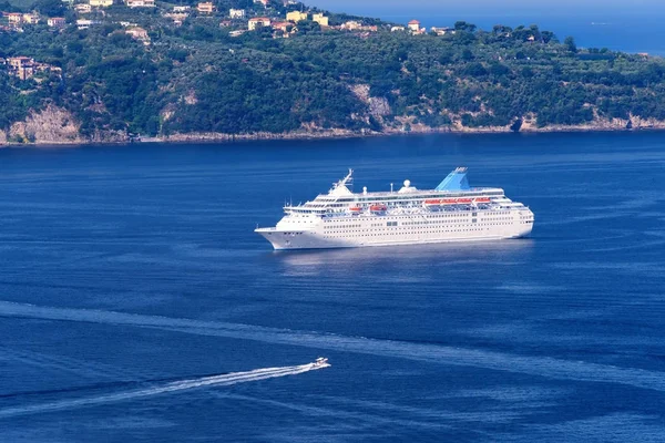 Cruise schip verankerd in de Middellandse Zee — Stockfoto