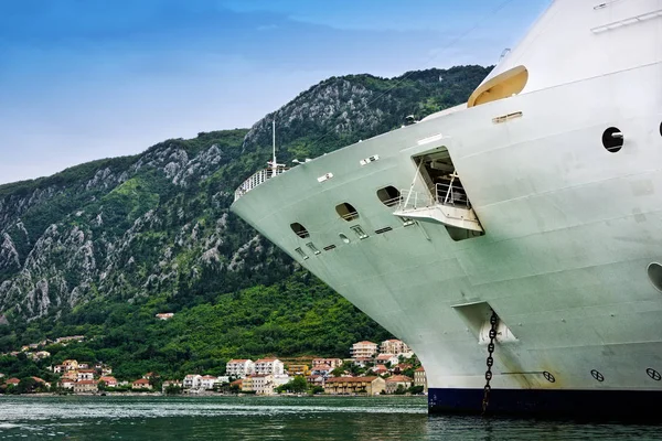 Statek wycieczkowy w Czarnogóra — Zdjęcie stockowe