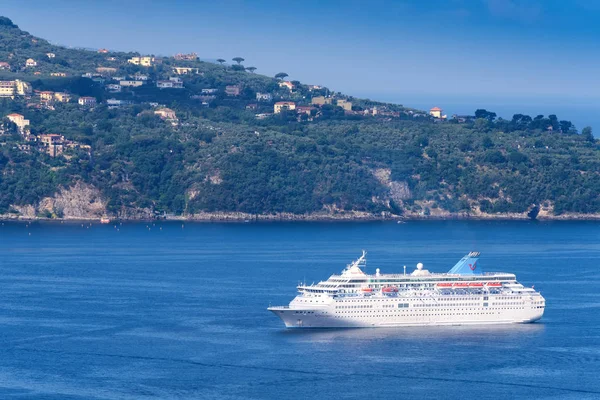 Cruise schip zeilen in Amalfi kust — Stockfoto