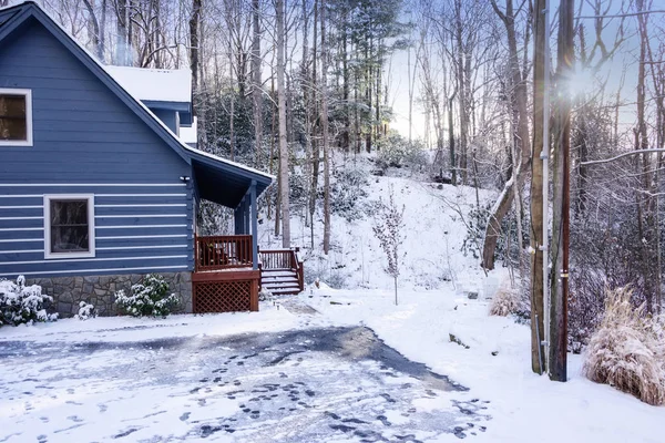 Przytulnym domku w zimie — Zdjęcie stockowe