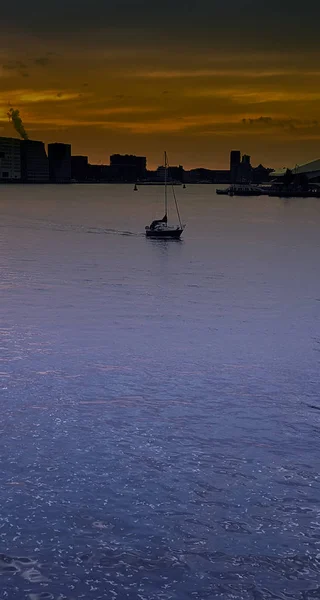 Solnedgången segling i Amsterdam — Stockfoto