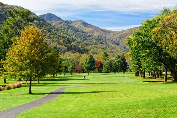 山の中のゴルフ場 — ストック写真