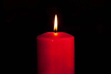 Kırmızı siyah arka plan üzerine mum yaktı